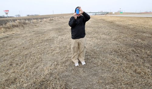 Free Press writer Randy Turner snaps a twitter photo at the  North Dakota/ South Dakota border with temperatures at 10 C - See Randy Turner find spring story- March 26, 2014   (JOE BRYKSA / WINNIPEG FREE PRESS)