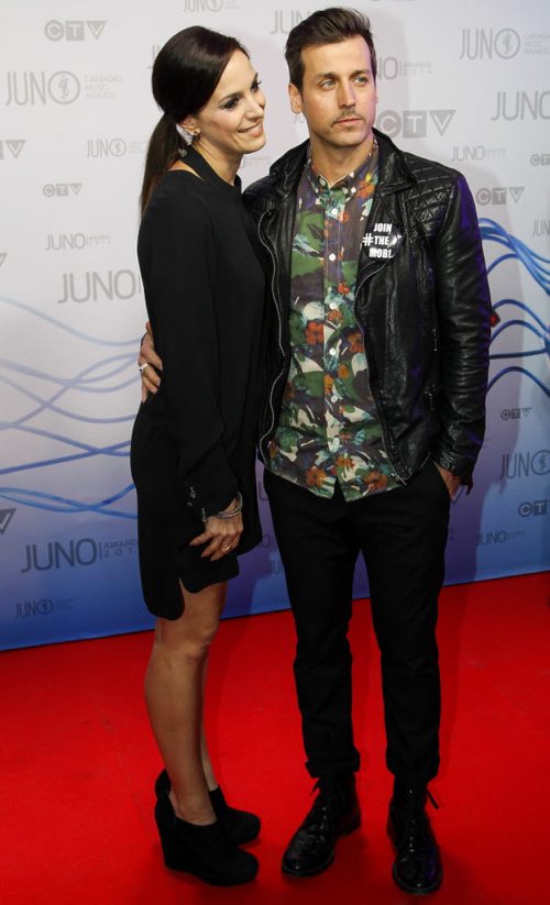 Chantal Kreviazuk and Raine Maida, awarded the 2014 Allan Waters Humanitarian Award, at the Juno Awards share a kiss on the red carpet. (Joe Bryksa/ Winnipeg Free Press)