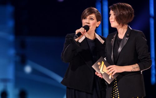 Tegan and Sara accept their Juno for single of the year for their song Closer. (Joe Bryksa/ Winnipeg Free Press)
