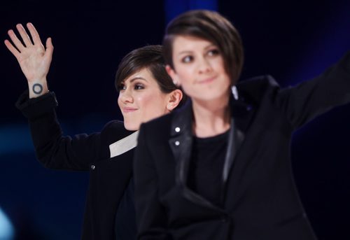 Tegan and Sara win group of the year at 2014 Juno Awards. (Joe Bryksa/ Winnipeg Free Press)