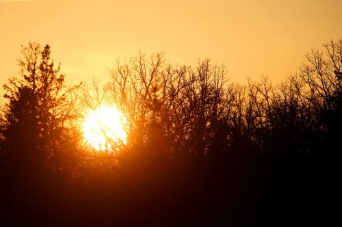 The setting sun, seen from near the William R Clement Parkway, Saturday, April 5, 2014. (TREVOR HAGAN/WINNIPEG FREE PRESS)