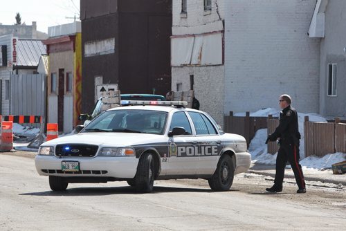 Winnipeg Police have closed the 700 block of Selkirk off and have surrounded a house.  140406 April 06, 2014 Mike Deal / Winnipeg Free Press