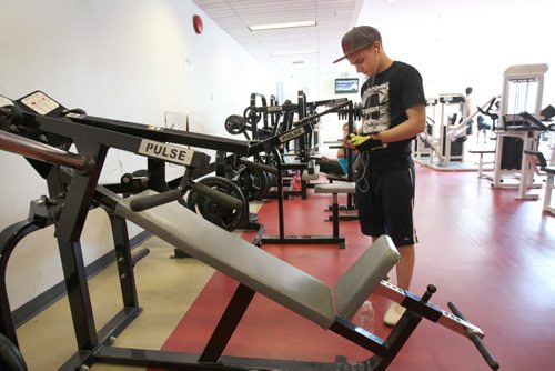 Jeremy Barbosa works out at UofW Bill Wedlake Fitness Centre- RRCC feature on Life as a young, transgender person-    See Red River College CreCom story- Feb 07, 2014   (JOE BRYKSA / WINNIPEG FREE PRESS)