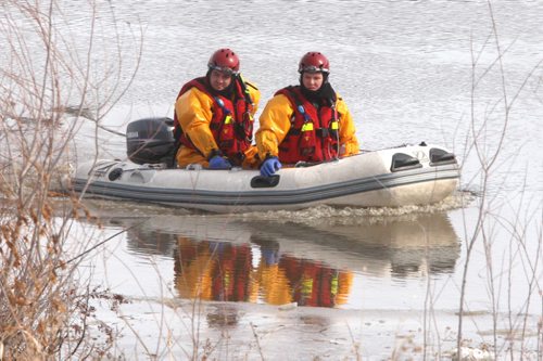 Fire department water rescue scour the  Red river to try  and find a person who jumped from the Bishop Grandin bridge Tuesday- Apr 15, 2014   (JOE BRYKSA / WINNIPEG FREE PRESS)