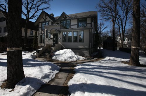 Homes, 333Yale ave See Todd Lewys story. April 17, 2015 - (Phil Hossack / Winnipeg Free Press)