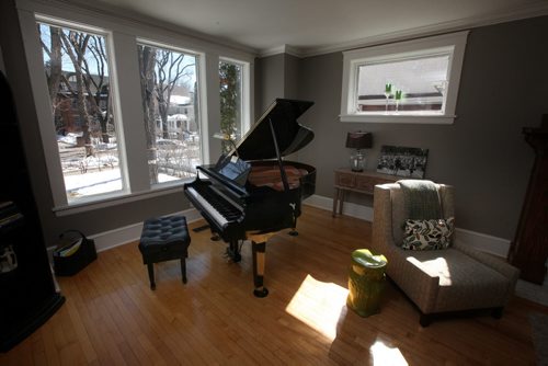 Front room- Homes, 333Yale ave See Todd Lewys story. April 17, 2015 - (Phil Hossack / Winnipeg Free Press)