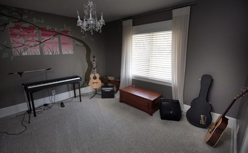 Upstairs music/bedroom - Homes, 333Yale ave See Todd Lewys story. April 17, 2015 - (Phil Hossack / Winnipeg Free Press)