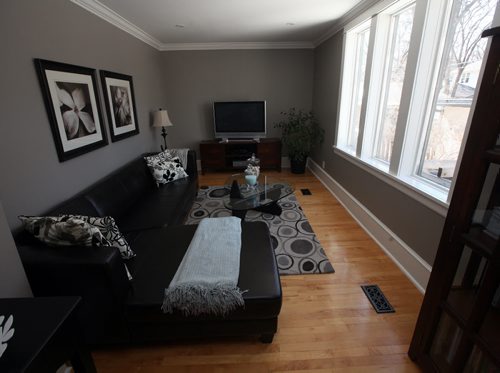 Main floor sitting room - Homes, 333Yale ave See Todd Lewys story. April 17, 2015 - (Phil Hossack / Winnipeg Free Press)