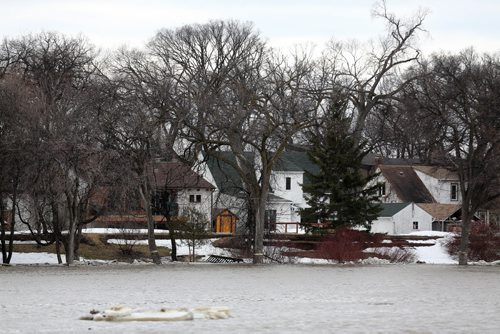 Chunks of ice floating along the swollen Red River between Churchill Drive and Kingston Row, Saturday, April 19, 2014. (TREVOR HAGAN/WINNIPEG FREE PRESS)