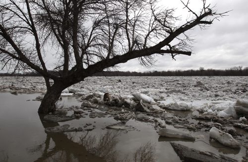 A huge ice jam has developed near Selkirk Park and is causing locals from the Town of Selkirk to quickly do what they can to seal off Selkirk Park See Kevin Rollason story- Apr 21, 2014   (JOE BRYKSA / WINNIPEG FREE PRESS)