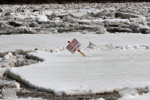 Heavy ice busted through north of Selkirk on the Red River late Monday afternoon  A ice jam in the area had officials scrambling with potential fears of flooding in low lying areas- See Kevin Rollason story- Apr 21, 2014   (JOE BRYKSA / WINNIPEG FREE PRESS)