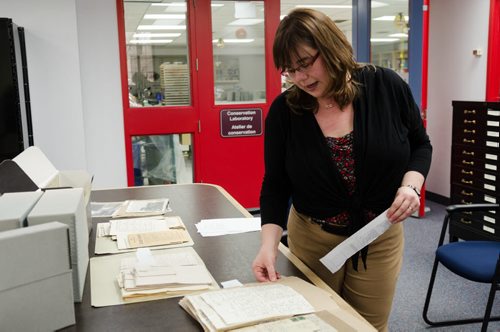 Kathleen Epp looks through World War 1 documents at the Archive of Manitoba. Epp is putting together an exhibition of the World War 1 archives and they are currently requesting WW1 archival donations from Manitobans.  EMILY CUMMING / WINNIPEG FREE PRESS