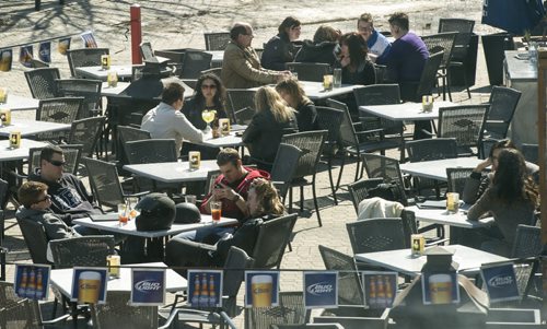 140426 Winnipeg - DAVID LIPNOWSKI / WINNIPEG FREE PRESS (April 26, 2014) Patrons of the Beachcomber restaurant at the Forks enjoy the warm weather Saturday afternoon.