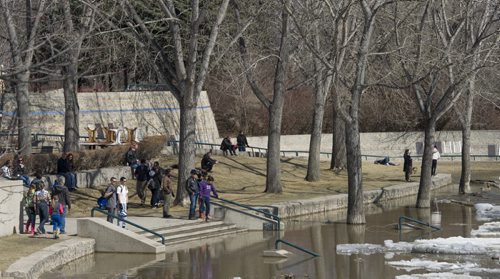 140426 Winnipeg - DAVID LIPNOWSKI / WINNIPEG FREE PRESS (April 26, 2014) People check out the level of the Assiniboine River at the Forks Saturday afternoon.