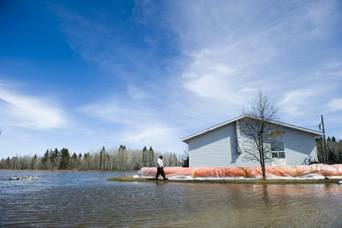 140427 Winnipeg - DAVID LIPNOWSKI / WINNIPEG FREE PRESS (April 27, 2014)  A flood fighting work crew sandbags the home of Emergency co-ordinator William Sutherland on Peguis First Nation Reserve Sunday April 27, 2014 as the Fisher River spills over its banks.