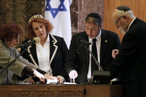 April 27, 2014 - 140427  -  Anibal Mass, third from left, reads from the first chapter at the 7th annual reading of Megillat Hashoah, the Holocaust Scroll, at Shaarey Zedek Synagogue Sunday, April 27, 2014. The Megillat Hashoah was written by Avigdor Shinan, a professor of Hebrew literature at Hebrew University in Jerusalem and unveiled at a Holocaust Memorial Day service in Toronto on April 29. 2003. John Woods / Winnipeg Free Press