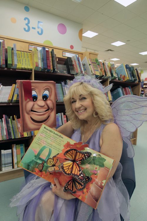 49.8 - INTERSECTION .  Cindy Robin, the  Story Fairy  with her puppet "Book". She reads to sick kids..  Dave Sanderson story   Wayne Glowacki / Winnipeg Free Press April 28   2014