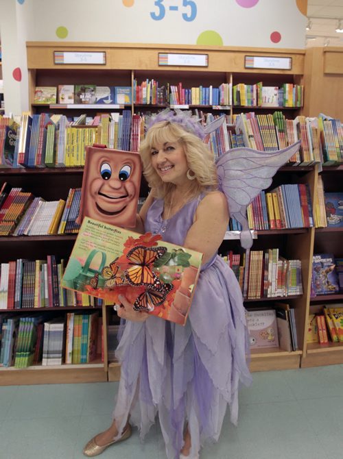 49.8 - INTERSECTION .  Cindy Robin, the  Story Fairy  with her puppet "Book".. She reads to sick kids..  Dave Sanderson story   Wayne Glowacki / Winnipeg Free Press April 28   2014
