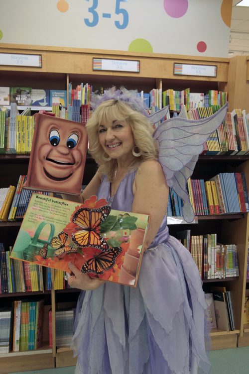 49.8 - INTERSECTION .  Cindy Robin, the  Story Fairy  with her puppet "Book".  She reads to sick kids..  Dave Sanderson story   Wayne Glowacki / Winnipeg Free Press April 28   2014