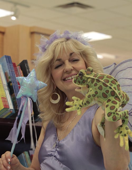49.8 - INTERSECTION .  Cindy Robin, the  Story Fairy  with her frog puppet. She reads to sick kids..  Dave Sanderson story   Wayne Glowacki / Winnipeg Free Press April 28   2014