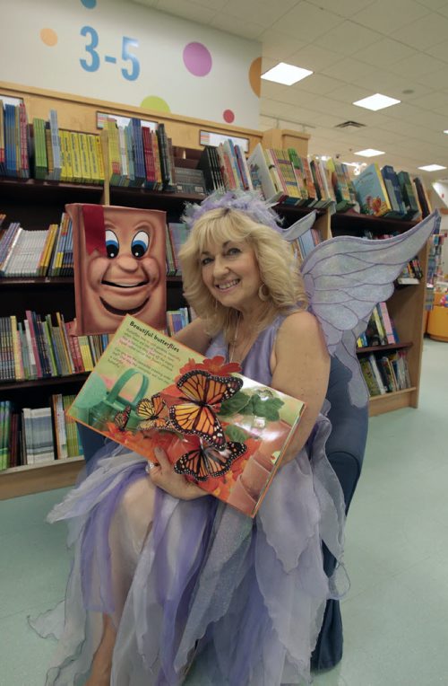 49.8 - INTERSECTION .  Cindy Robin, the  Story Fairy  with puppet "Book". She reads to sick kids..  Dave Sanderson story   Wayne Glowacki / Winnipeg Free Press April 28   2014