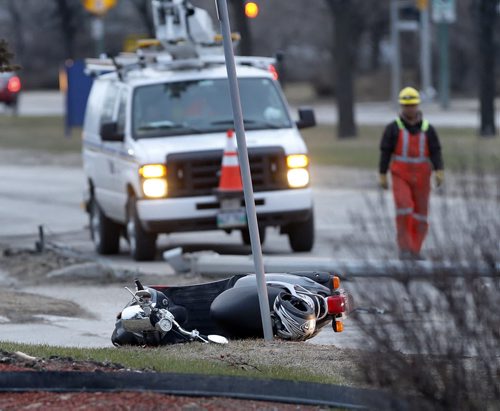 one person was injured  as Wpg Police are investigating  a single vehicle  MVC involving a motorized scooter  knocking down a light standard  resulting in an electrical line falling on a near by transit bus . Police  closed the west bound lane of Inkster Blvd at Bunting St. , Inkster west bound traffic rerouted   from Fife . Hydro removed the power line  from  Wpg transit bus and it has left the scene .  APRIL 30 2014 / KEN GIGLIOTTI / WINNIPEG FREE PRESS