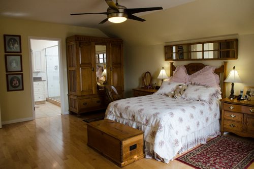 Master bedroom with master bathroom of 81 Shorecrest Drive in Lindenwood.  EMILY CUMMING / WINNIPEG FREE PRESS