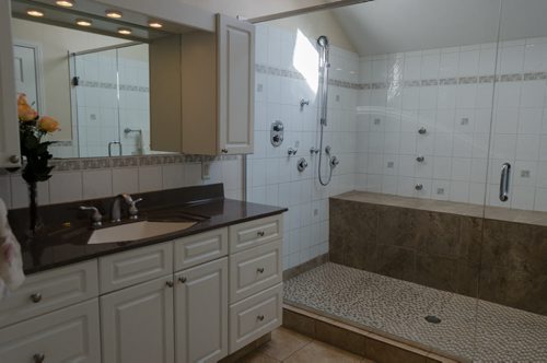 Master bathroom of 81 Shorecrest Drive in Lindenwood.  EMILY CUMMING / WINNIPEG FREE PRESS