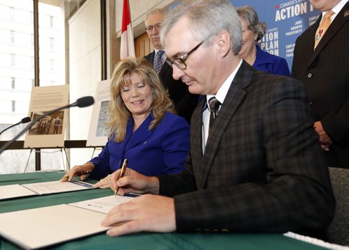 LOCAL ,City Hall , Shelly Glover Minister for Canadian Heritage  and Official languages  with Stan Struthers MB. Minister  of Municipal Government signs Gas Tax Fund agreement  stabilizing funding for public infrastructure  in MB.May 2 2014 / KEN GIGLIOTTI / WINNIPEG FREE PRESS