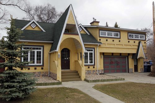 RESALE HOMES - 9 St. Marks Place in St. Vital. BORIS MINKEVICH / WINNIPEG FREE PRESS  May 2, 2014