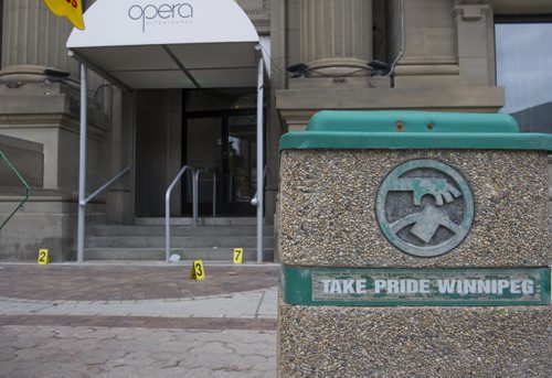 140504 Winnipeg - DAVID LIPNOWSKI / WINNIPEG FREE PRESS (May 04, 2014)  Members of the Winnipeg Police Service were on the scene of a homicide outside of Opera Ultralounge on Main Street Sunday morning.