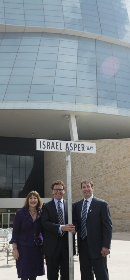 140505 Winnipeg - DAVID LIPNOWSKI / WINNIPEG FREE PRESS (May 05, 2014)  (L-R) Leonard, Gail, and David Asper pose for a photo following a ceremony to change Waterfront Dr to Israel Asper Way in front of the Canadian Museum for Human Rights.