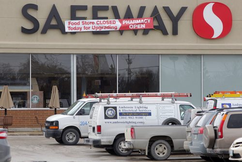 Co-op food store being set up where the Safeway in Southdale was. A behind-the-scenes look at creating a new Co-op food store. Outside shot of the sign. BORIS MINKEVICH / WINNIPEG FREE PRESS  May 14, 2014