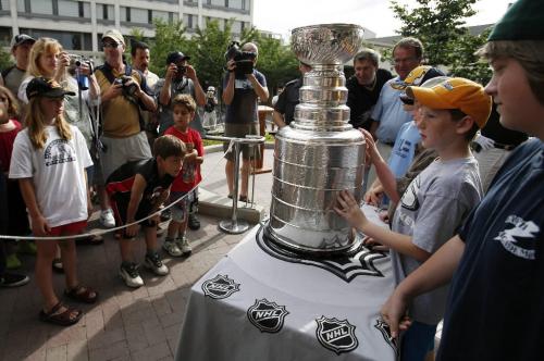 John Woods / Winnipeg Free Press / July 7/07- 070707  -  Winnipeggers get up close to the Stanley Cup at City Hall.  Hockey hero Dustin Penner brought the Stanley Cup to City Hall Saturday July 7/07. Penner played on this year's cup-winning team, the Anaheim Ducks.