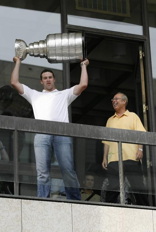 John Woods / Winnipeg Free Press / July 7/07- 070707  -  Hockey hero Dustin Penner with Mayor Sam Katz, hoists the Stanley Cup at City Hall Saturday July 7/07. Penner  played on this year's cup-winning team, the Anaheim Ducks.