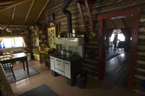 RED DEER KAKE -The kitchen of cottagers Steven and Merrilee Needam of Winnipeg.  Tom Thomsom for Winnipeg Free Press