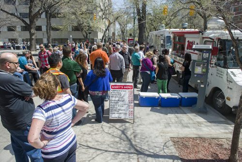 140523 Winnipeg - DAVID LIPNOWSKI / WINNIPEG FREE PRESS (May 23, 2014)  There were long lineups at the food trucks and hotdog carts over the lunch hour no an unseasonably warm Friday afternoon.