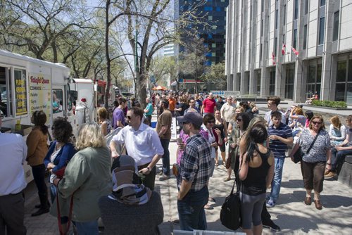 140523 Winnipeg - DAVID LIPNOWSKI / WINNIPEG FREE PRESS (May 23, 2014)  There were long lineups at the food trucks and hotdog carts over the lunch hour no an unseasonably warm Friday afternoon.