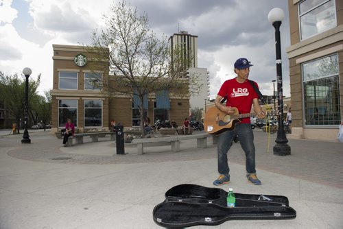 140524 Winnipeg - DAVID LIPNOWSKI / WINNIPEG FREE PRESS (May 24, 2014)  Eric Pyle, who is better known as Eric The Great busks at Osborne Village Square Saturday afternoon.  For Our Wpg story