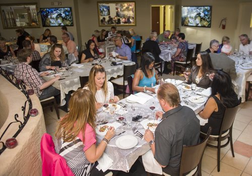 140605 Winnipeg - DAVID LIPNOWSKI / WINNIPEG FREE PRESS (June 05, 2014)  Diners enjoy a dinner prepared by Chef Rob Thomas at Piazza de Nardi Thursday June 5, 2014.  For an Intersection piece on Chef Rob, an independent chef whose cooking is heavily influenced by his mom and dad, both born in the Caribbean.