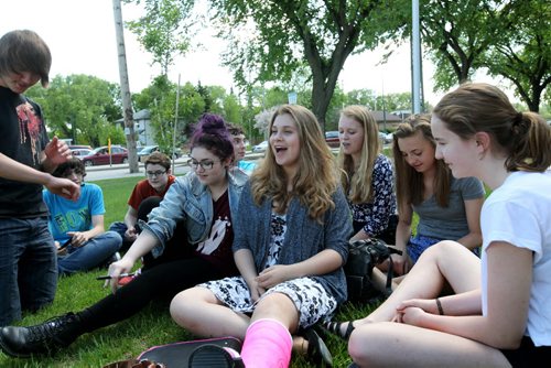 Windsor School students gather together on the front lawn  in early June during the final days of their 1st year in High School at Glen Lawn Collegiate.  This is becoming a rare gathering for the  students since many of them have made new friends now that they are in a larger school.   Former Windsor School students face new challenges and take on new responsibilities in their first year in grade nine at Glen Lawn Collegiate. See Doug Speirs story.  June 04, 2014 Ruth Bonneville / Winnipeg Free Press