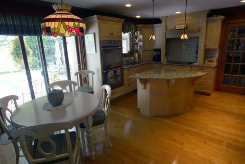 91 Shier Drive in Charleswood- Kitchen-  See Todd Lewys story- June 10, 2014   (JOE BRYKSA / WINNIPEG FREE PRESS)