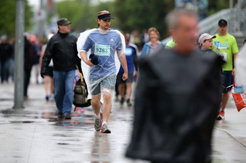 Marathon participants and spectators arrive at the University of Manitoba, Sunday, June 15, 2014. (TREVOR HAGAN/WINNIPEG FREE PRESS)
