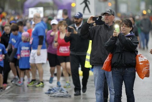 Supporters at the Manitoba Marathon at the University of Manitoba, Sunday, June 15, 2014. (TREVOR HAGAN/WINNIPEG FREE PRESS)