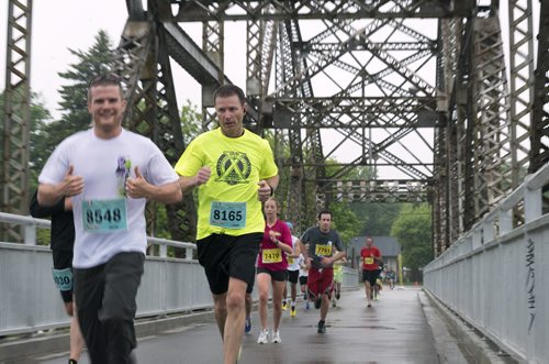 Marathon participants run over the Elm Park Bridge on Sunday morning. Sarah Taylor / Winnipeg Free Press