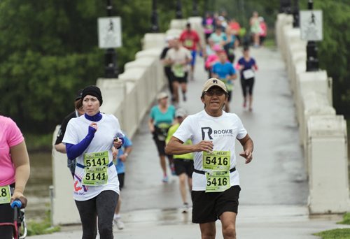 Runners head over the Assinboine park foot bridge. Sarah Taylor / Winnipeg Free Press