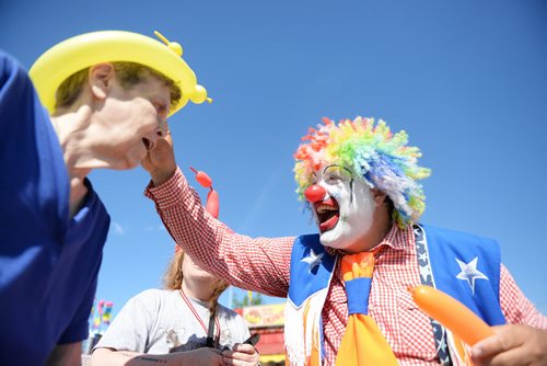 Doo Doo the Clown makes a balloon hat for Sue Fleming. Sarah Taylor / Winnipeg Free Press