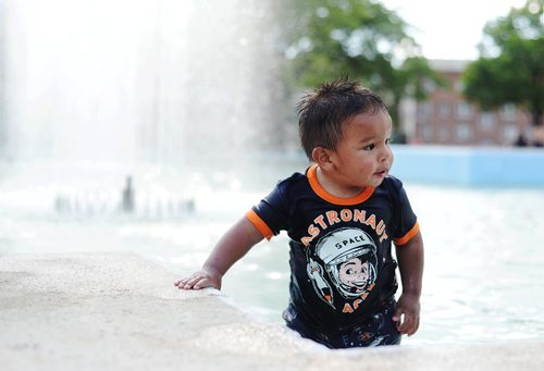 Braden Lacquette cools down while he plays in the fountain at Memorial Park on Saturday. Sarah Taylor / Winnipeg Free Press