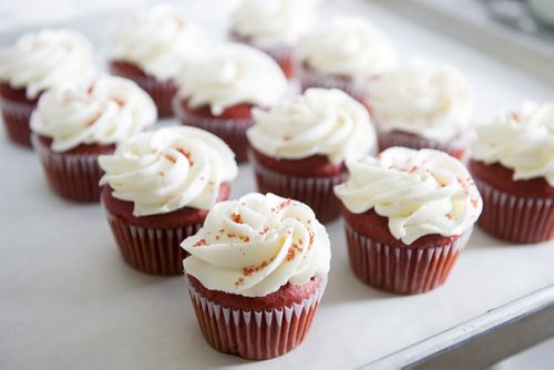 140623 Winnipeg - DAVID LIPNOWSKI / WINNIPEG FREE PRESS (June 23, 2014)  Cake decorator Jess Young King prepares Canada Day Cupcakes at Cake-ology (with the help of owner Pam Kirkpatrick Monday June 23.