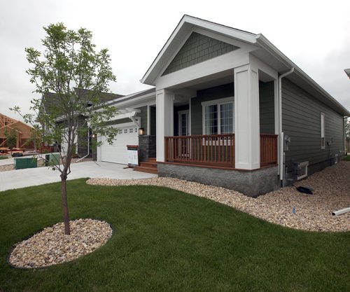 HOMES - 54 - 70 Oak Forest Crescent    June 27, 2014 (Phil Hossack / Winnipeg Free Press)